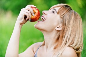 woman eating apple